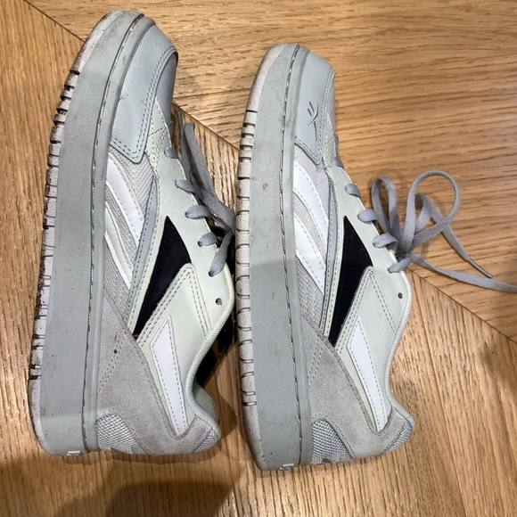 Reebook running shoes, grey white and marrn color size 6.5 in good condition - Picture 4 of 4